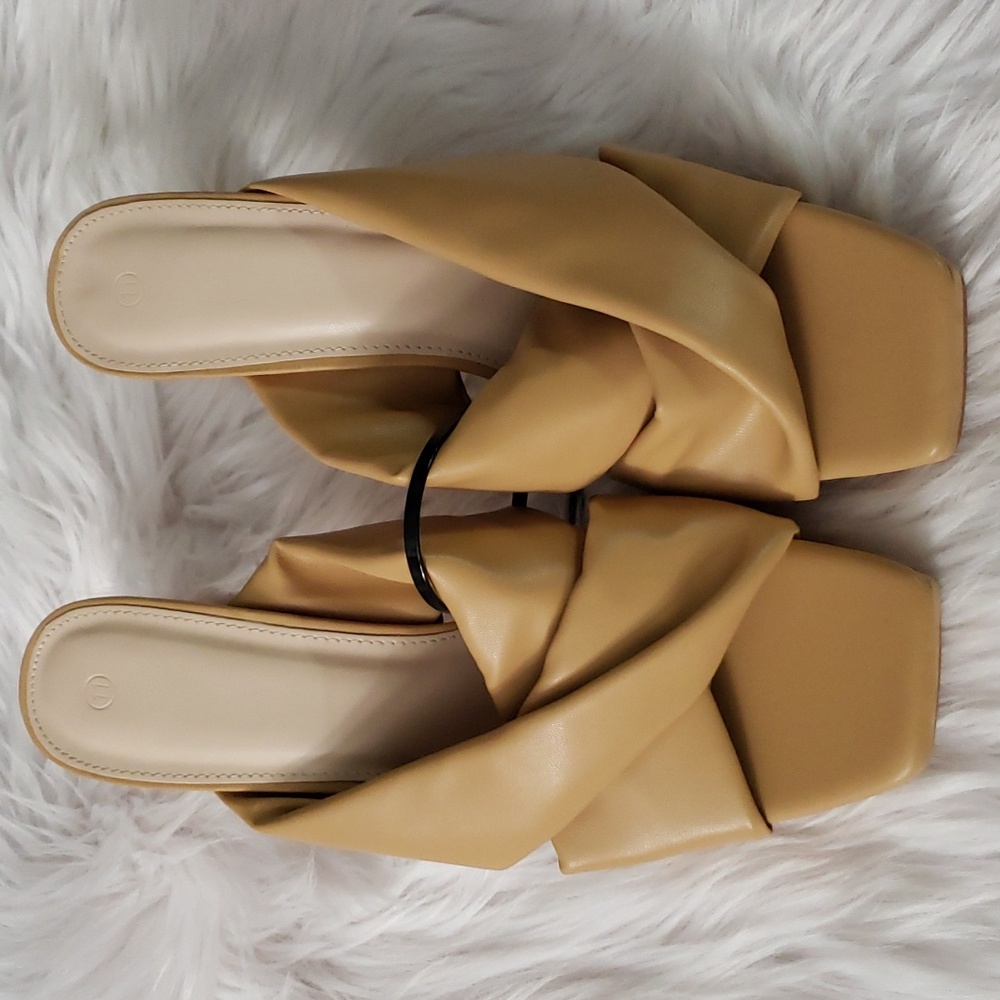 NWOB Strappy Crossband Sandals Sz 11 (3.5" Heel)
